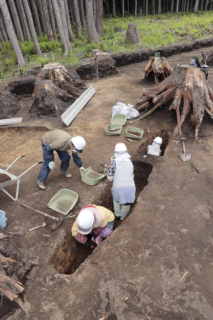 鉢森平遺跡の発掘作業