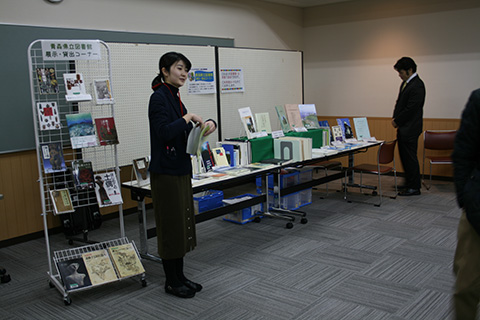 県立図書館による関連図書の展示