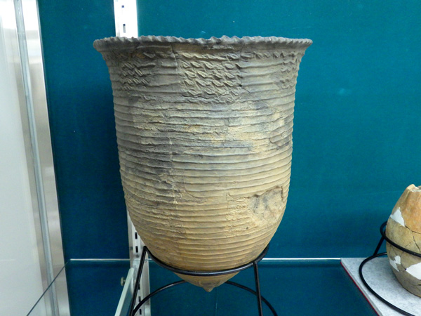 縄文時代草創期の隆起線文土器のレプリカ